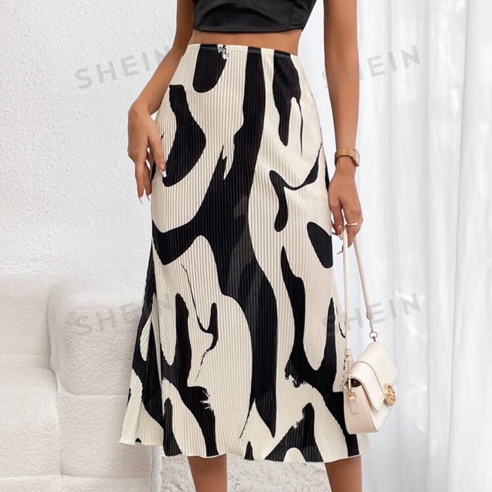 Graphic Print Skirt - Picture 2 of 4